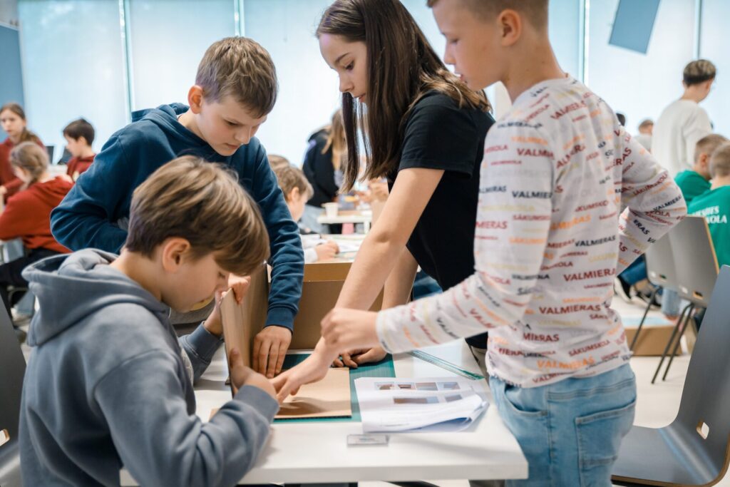 Valmieras sākumskolas komandas piedalījās konkursā