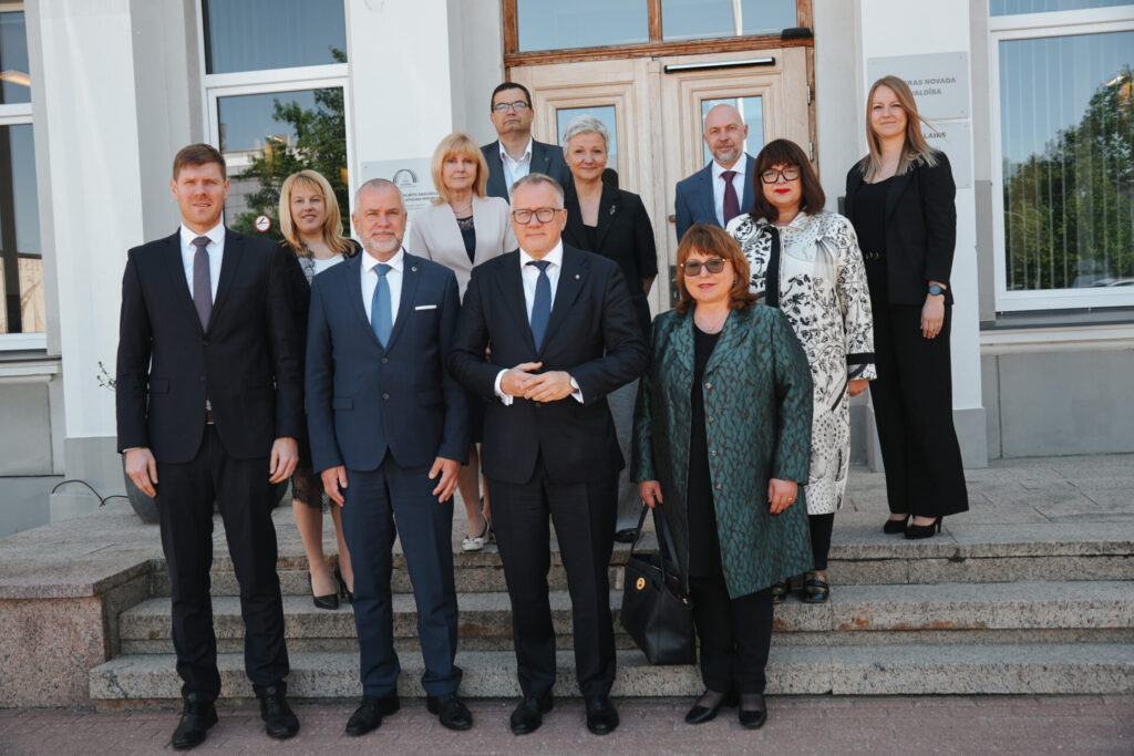 Valmieras novada pašvaldības un Finanšu ministrijas pārstāvju kopīgais foto