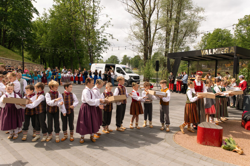Gaidot XIII Latvijas Skolu jaunatnes dziesmu un deju svētkus, norisinājusies svinīgā pērļu nodošanas ceremonija un atklāta instalācija “Savīšanās ceļš”