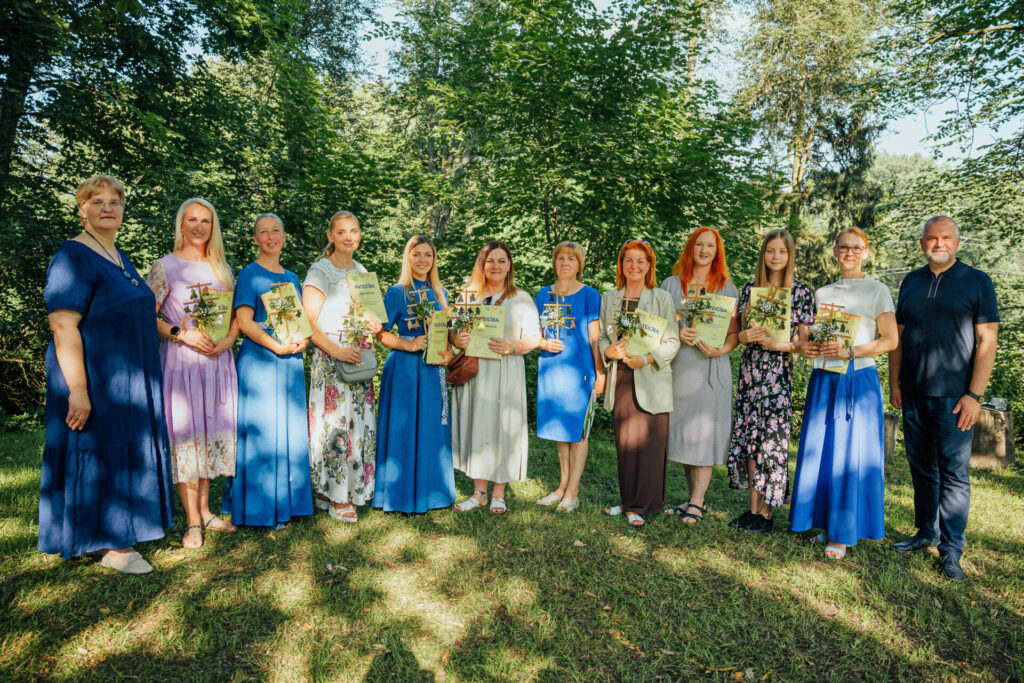 Godināti XIII Latvijas Skolu jaunatnes dziesmu un deju svētku Valmieras novada kolektīvu vadītāji