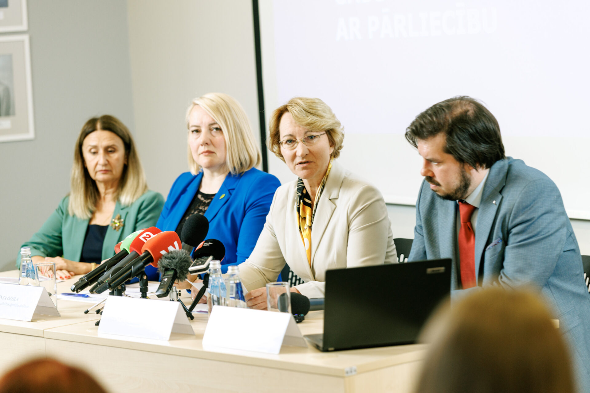 Izglītības un zinātnes ministre Dace Melbārde sēž pie galda preses konferencē, lai informētu medijus par jauno mācību gadu.