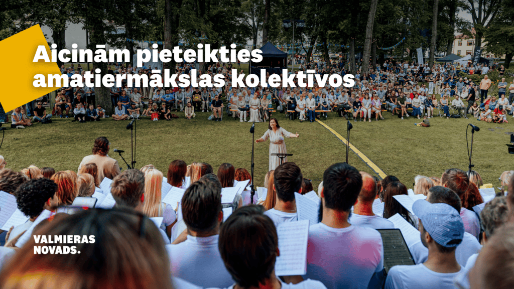 cilvēki skatās deju koncertu