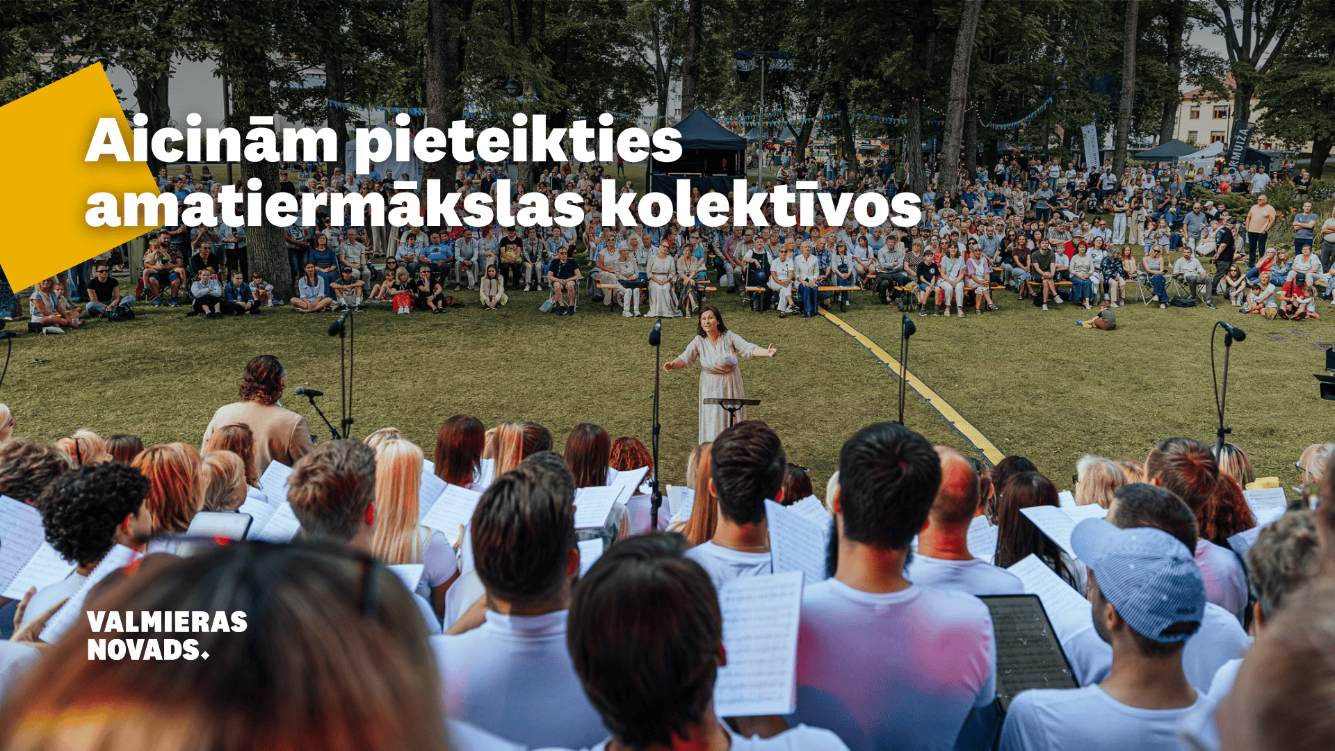 cilvēki skatās deju koncertu