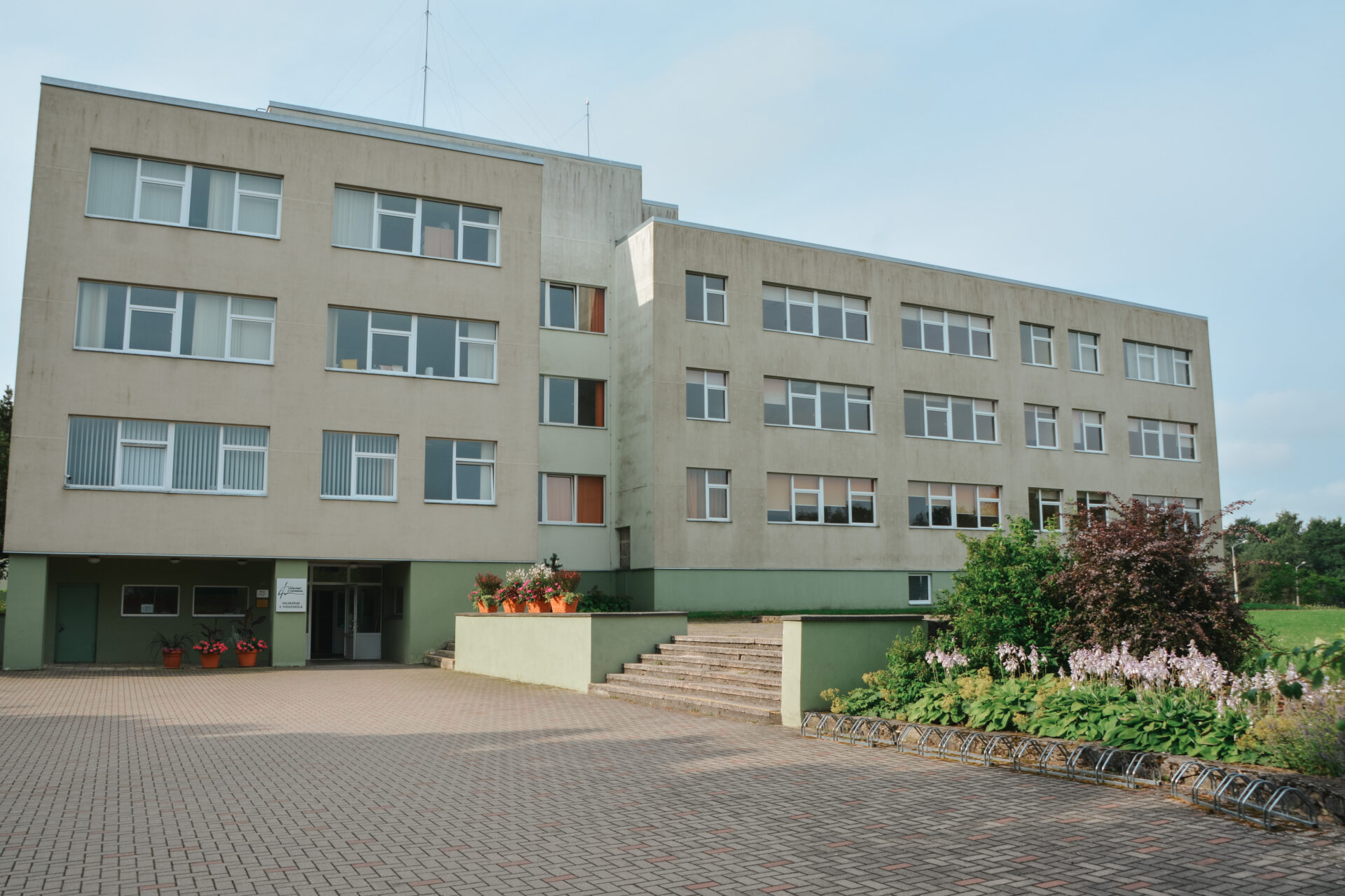 Valmieras 2. vidusskolas ēka no ārpuses Raiņa ielā 11