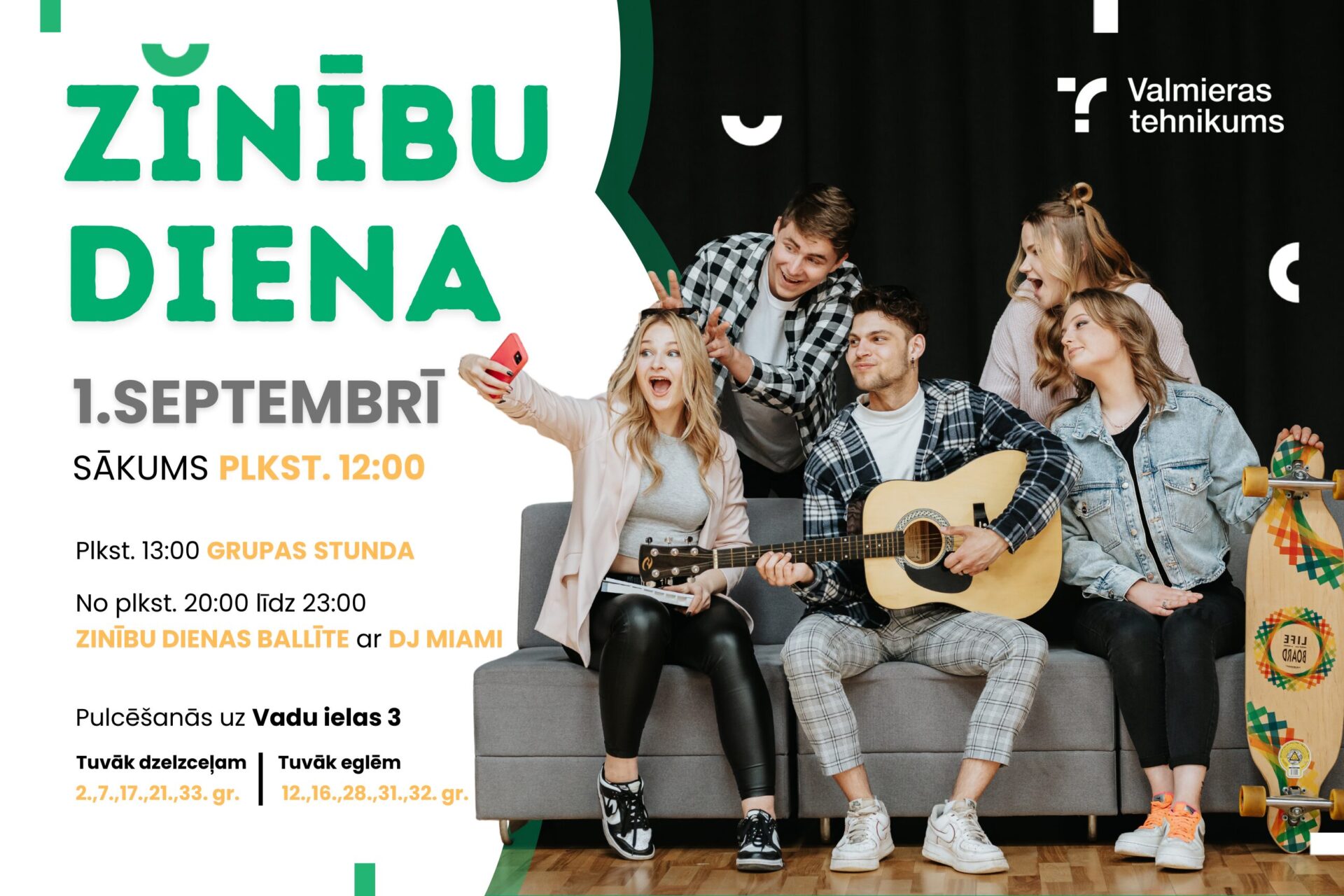 Jaunieši sēž uz dīvāna un taisa pašbildi
