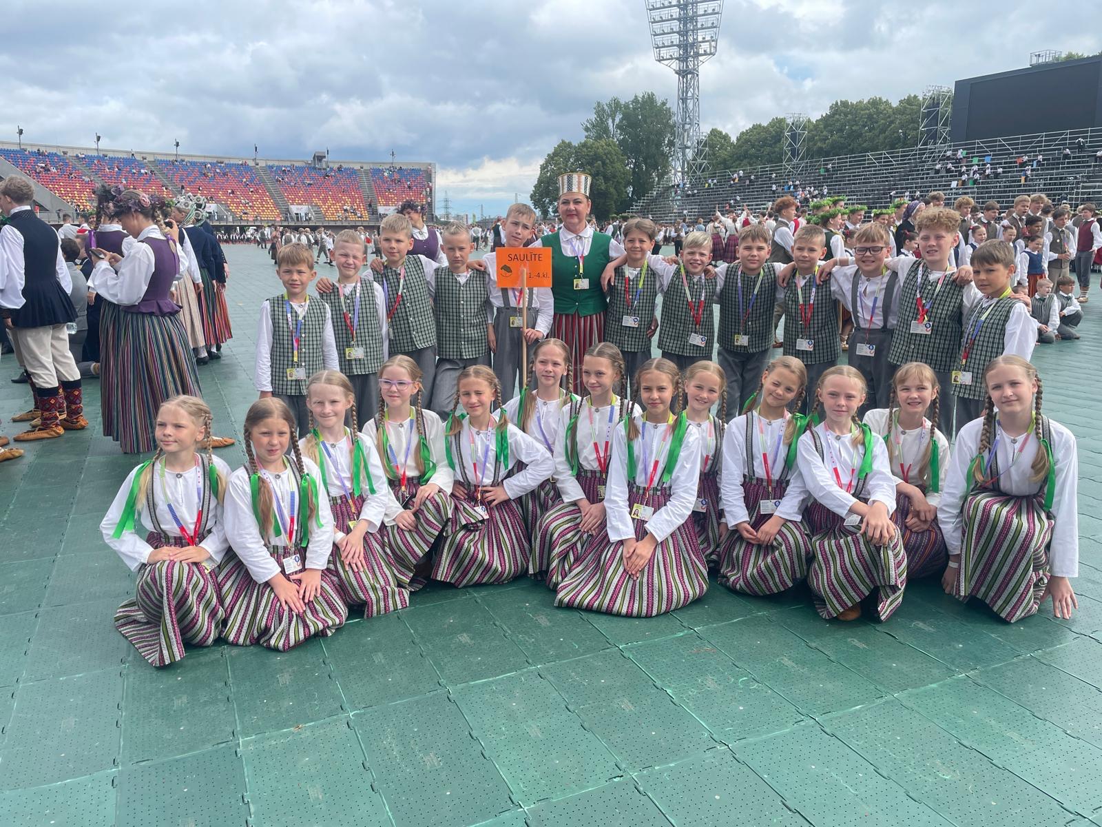 Kocēnu pamatskolas dejotāji