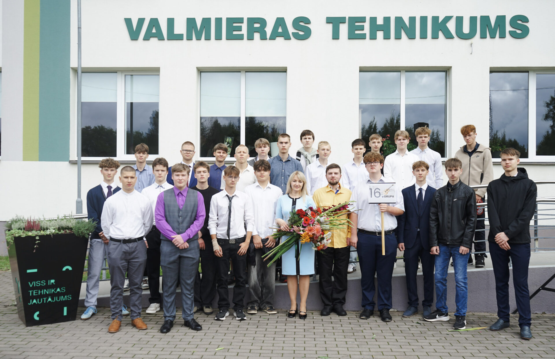 Valmieras tehnikuma audzēkņu kopfoto pirmajā septembrī.