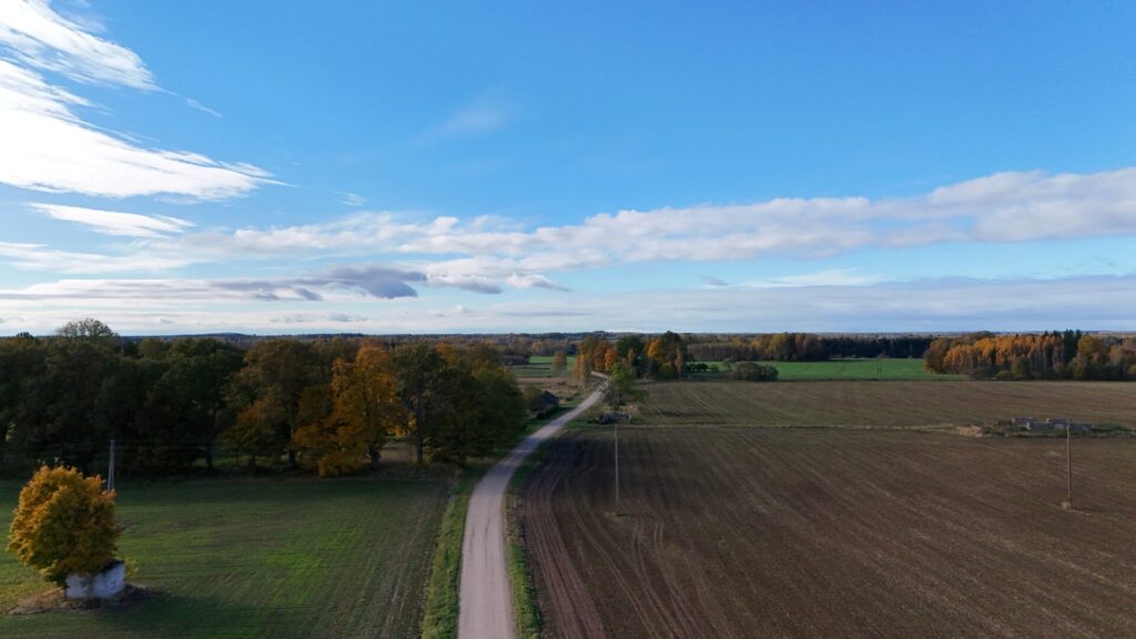 Aero foto ar rudenīgu ceļu