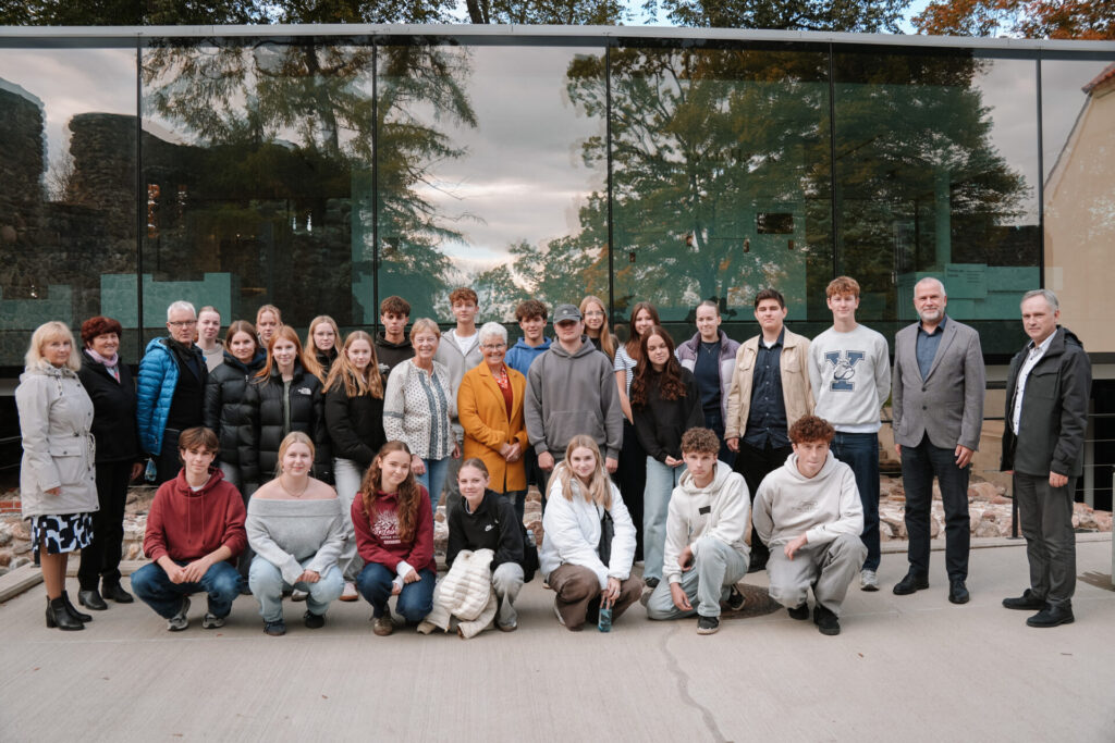 Hārzevinkelas skolēnu delegācijas kopfoto ar Jāni Baiku