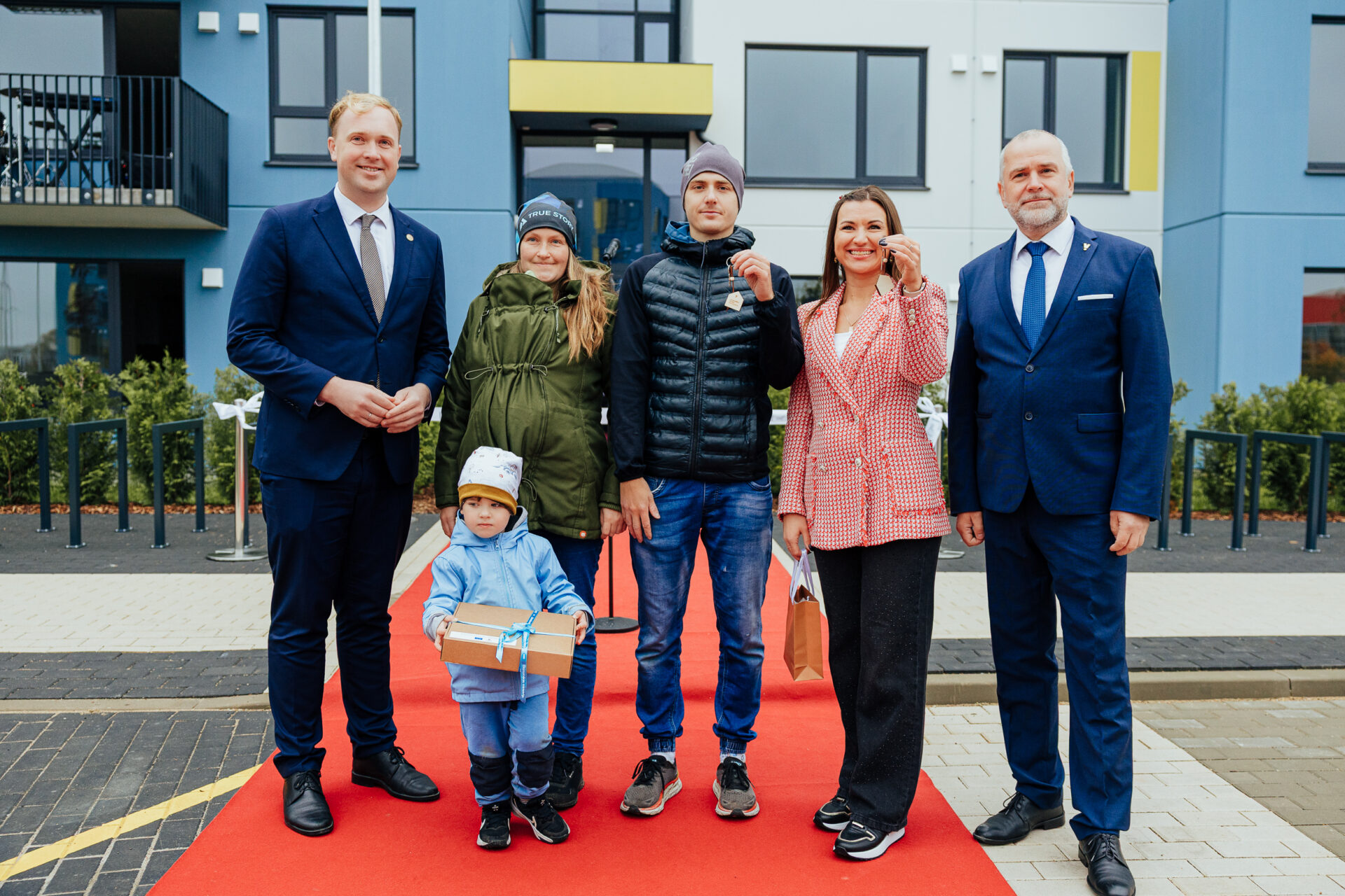 Ekonomikas ministrs un Valmieras novada pašvaldības domes priekšsēdētājs pasniedz simboliskas atslēgas īrniekiem