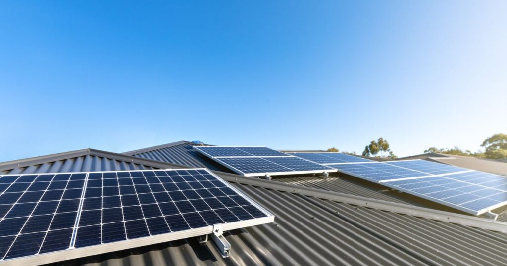 jumts ar saules paneļiem