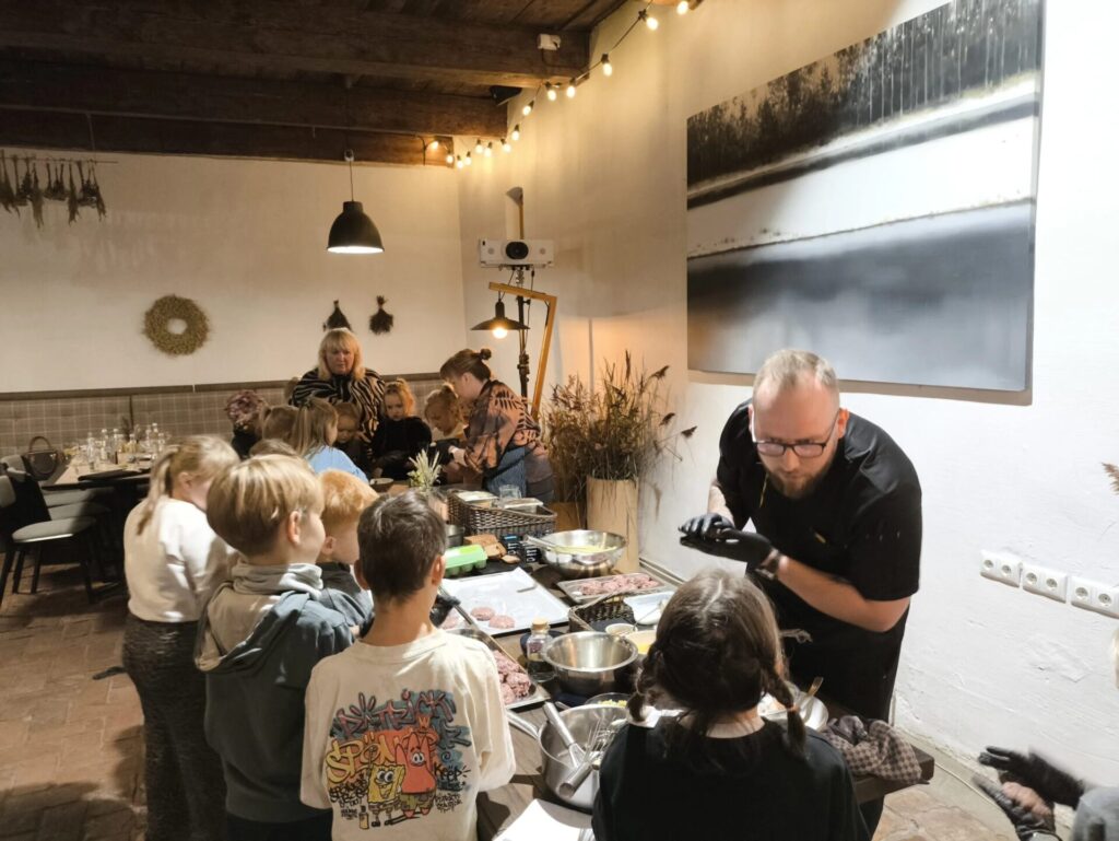 skolēni ēdiena gatavošanas meistarklasē