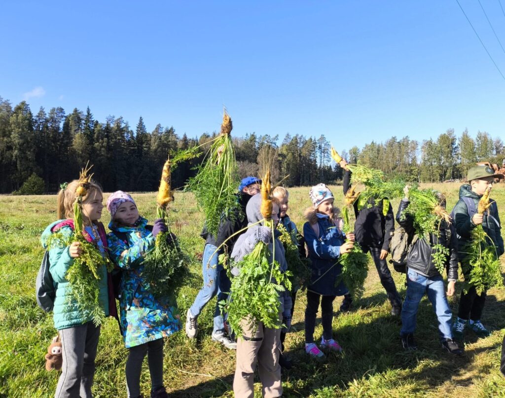 skolēni ekskursijā saimniecībā