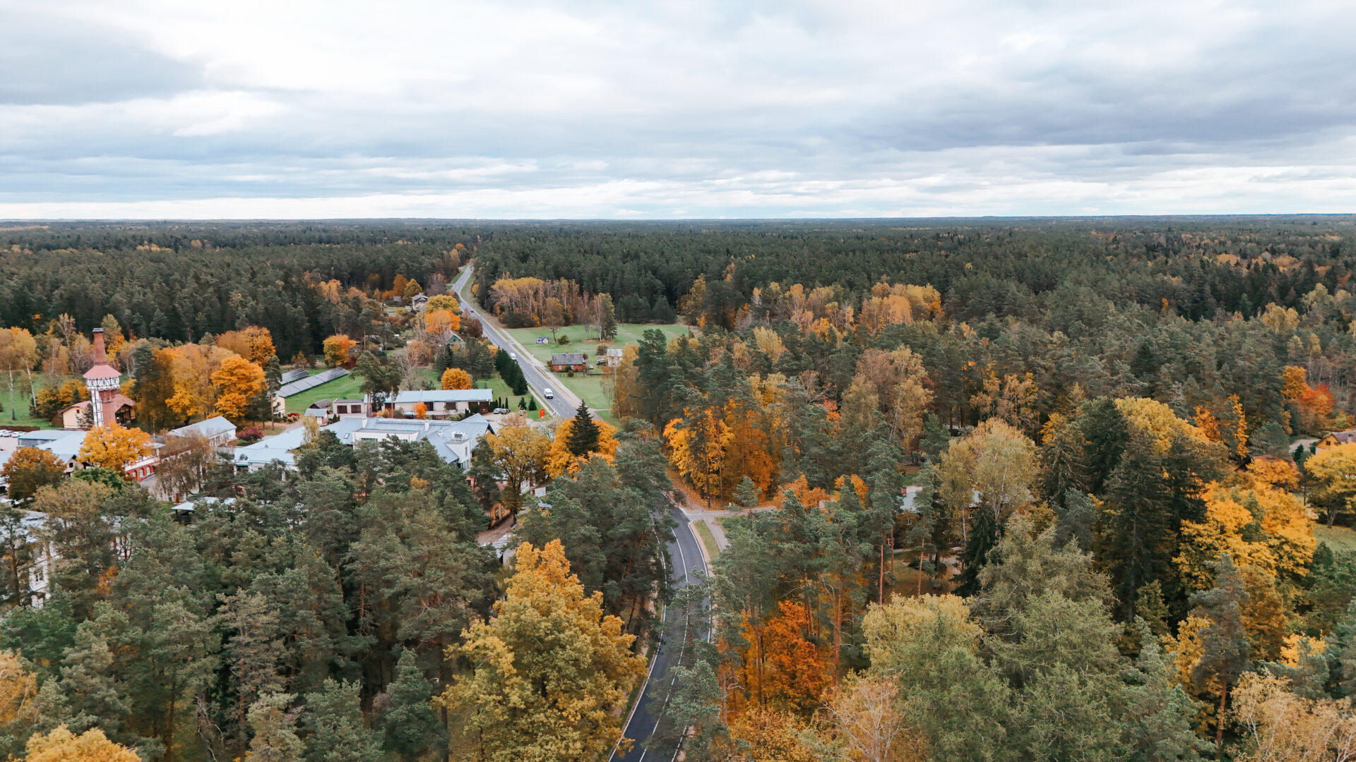 Strenču pilsētas Valkas ielas aero foto rudenī