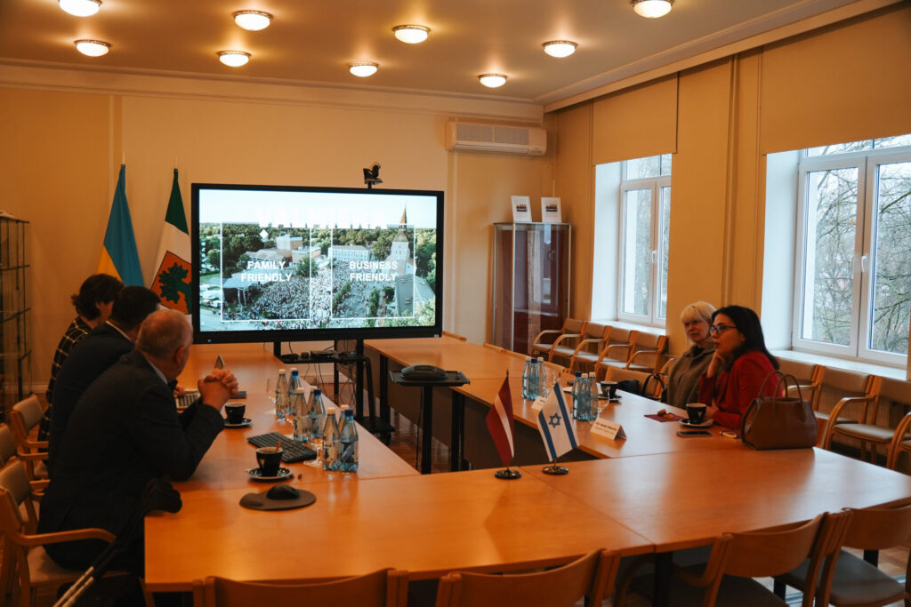 Vizītes dalībnieku kopfoto sēžu zālē