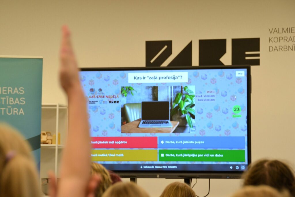 Ekrāns ar kahoot viktorīnas jautājumu par vidi
