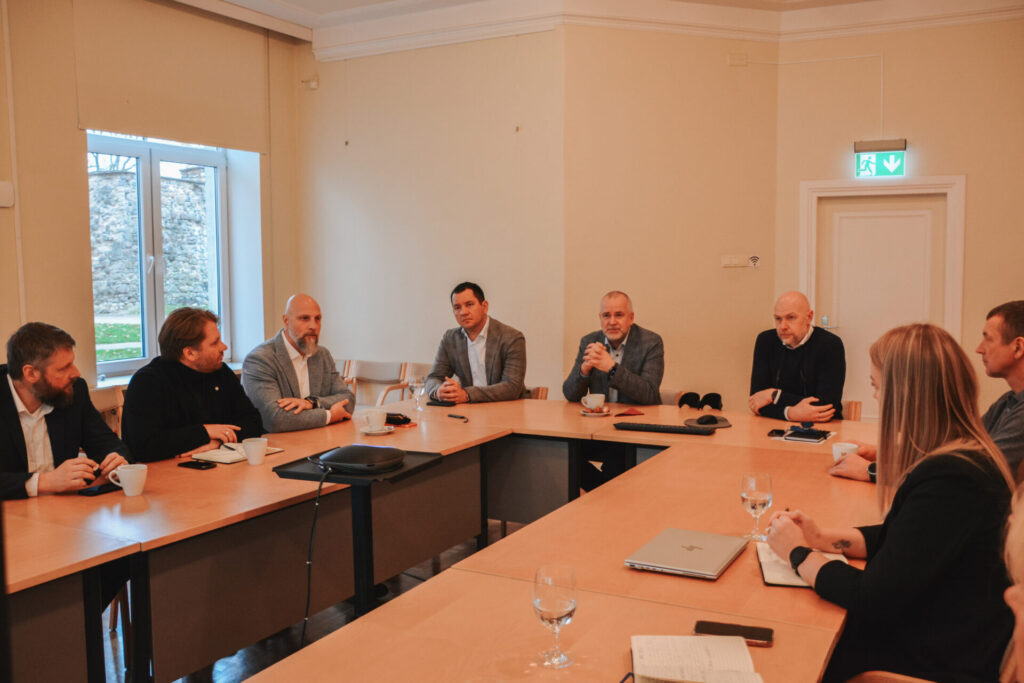 Tikšanās dalībnieku foto sēžu zālē