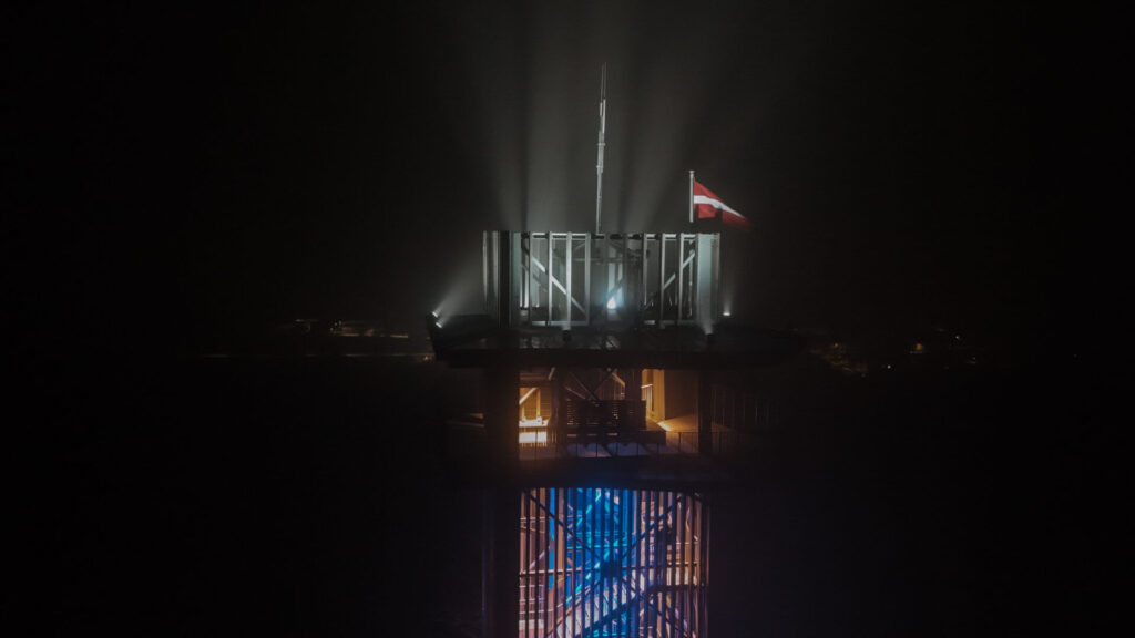 Augstākajā Valmieras novada vietā, Zilākalnā, plīvo Latvijas karogs