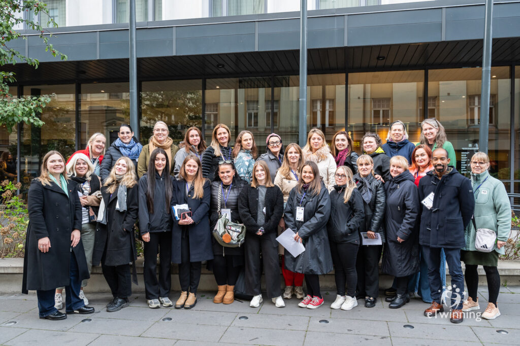 Valmieras novads pārstāvēts etwining seminārā Rīgā - semināra dalībnieku kopfoto.