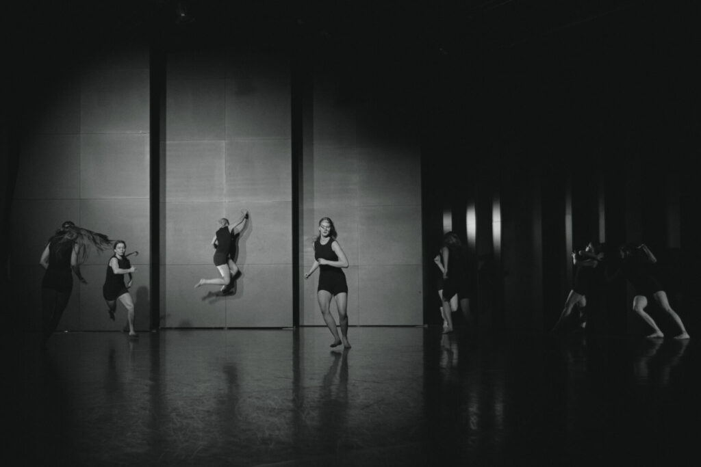 Novembra izskaņā Dejas māja aicina uz visaptverošu laikmetīgās dejas izrāžu programmu