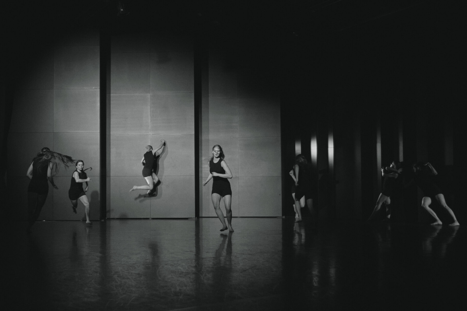 Novembra izskaņā Dejas māja aicina uz visaptverošu laikmetīgās dejas izrāžu programmu