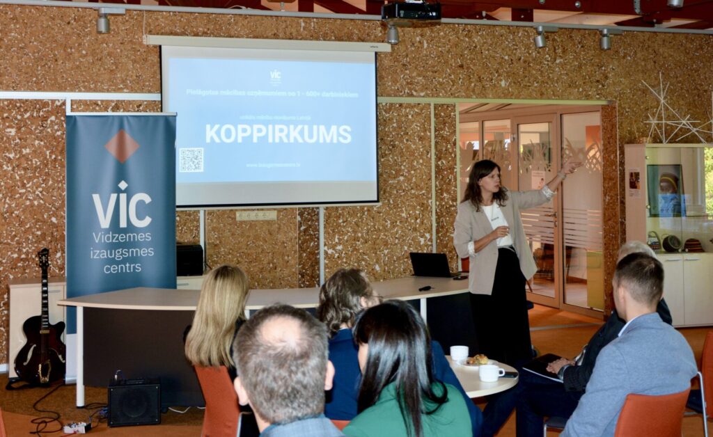 Tikšanās foto ar dalībniekiem zālē