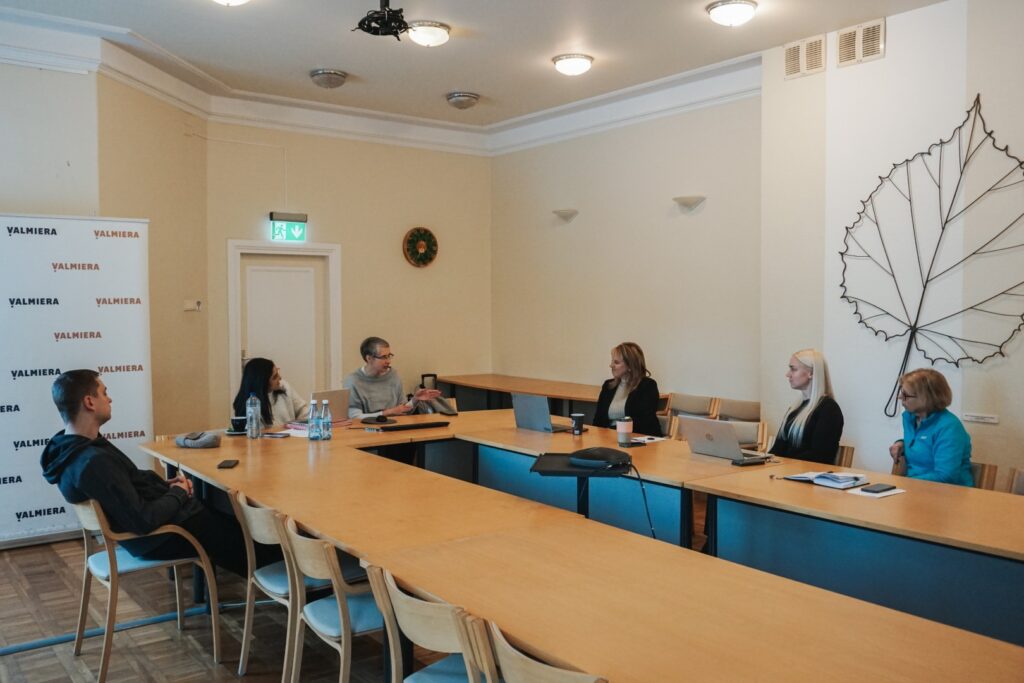 sapulce ar dalībniekiem