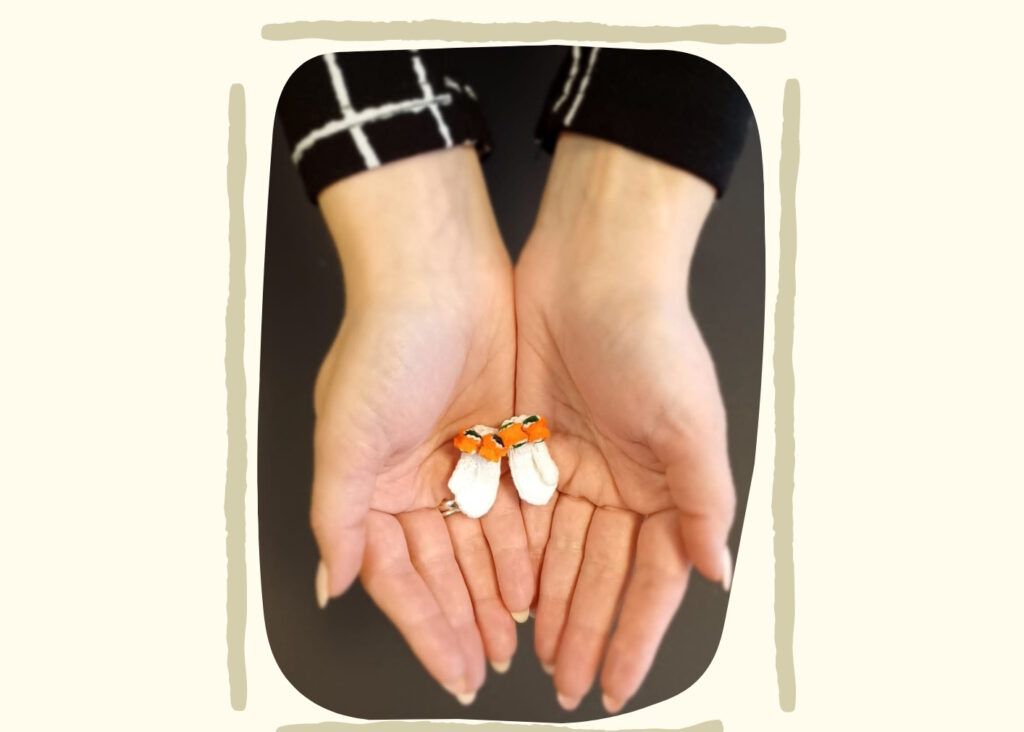 Valmieras Integrētajā bibliotēkā apskatāma valmierieša Ojāra Sausiņa miniatūro cimdiņu izstāde