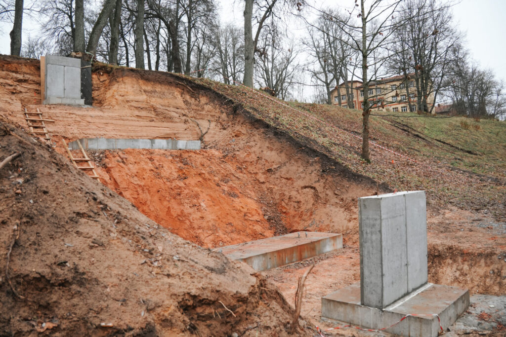 Sagatavota pamatne jaunajām kāpnēm un pandusam. Būvdarbu foto