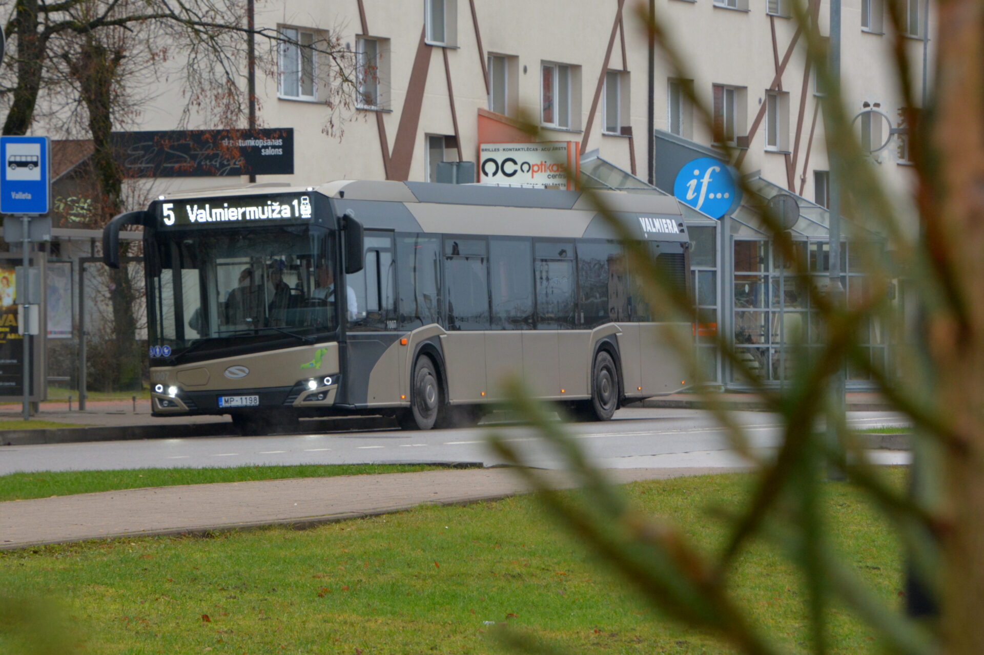 Mainīs Valmieras pilsētas maršrutu autobusu kustības sarakstus