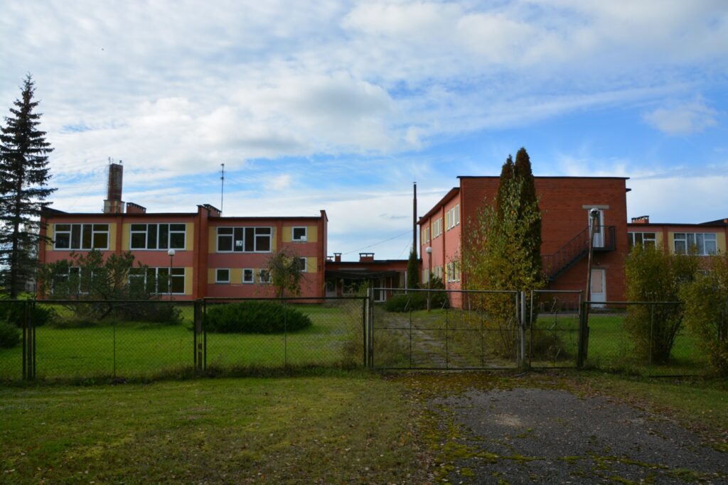 Plāņu pamatskolas ēka