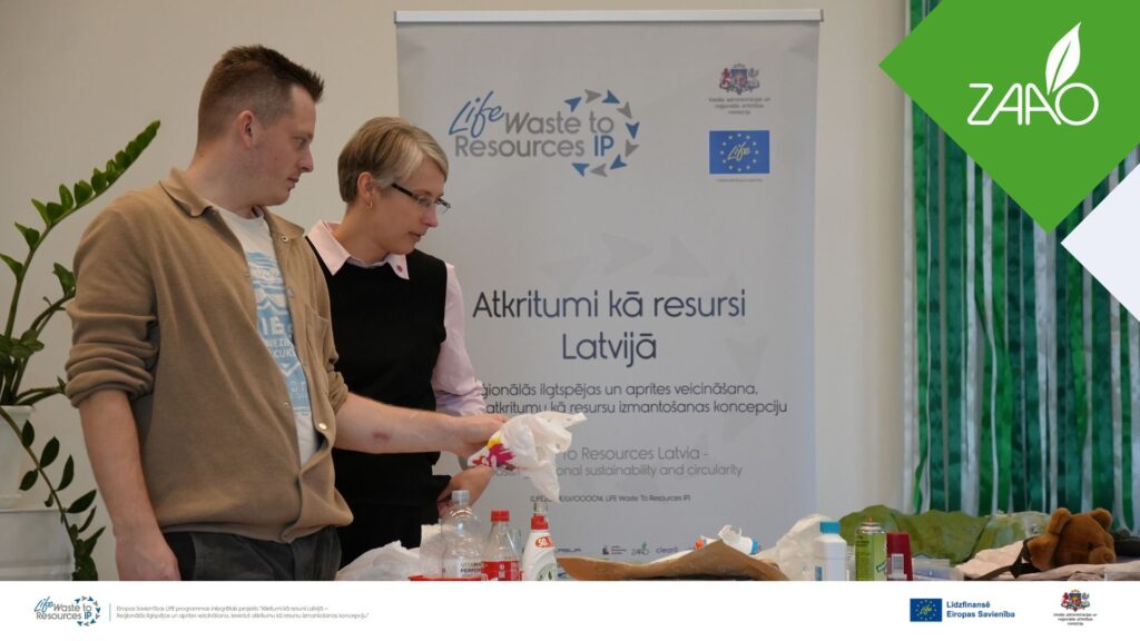 Attēlā - cilvēki skata dažādus atkritumu veidus