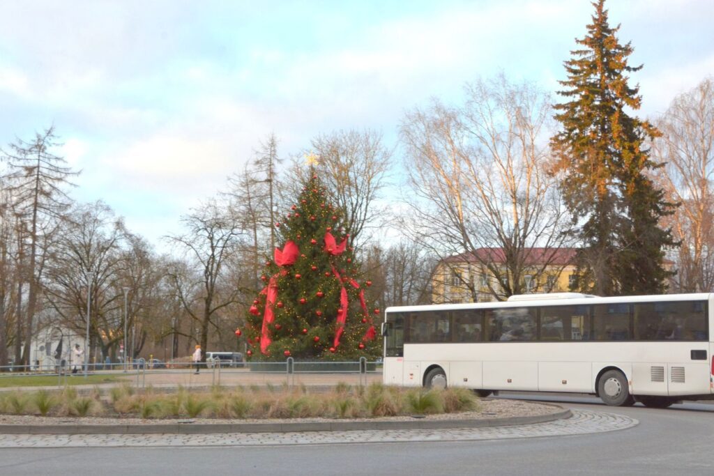 Izmaiņas autobusu kustībā svētku laikā un skolēnu brīvlaikā