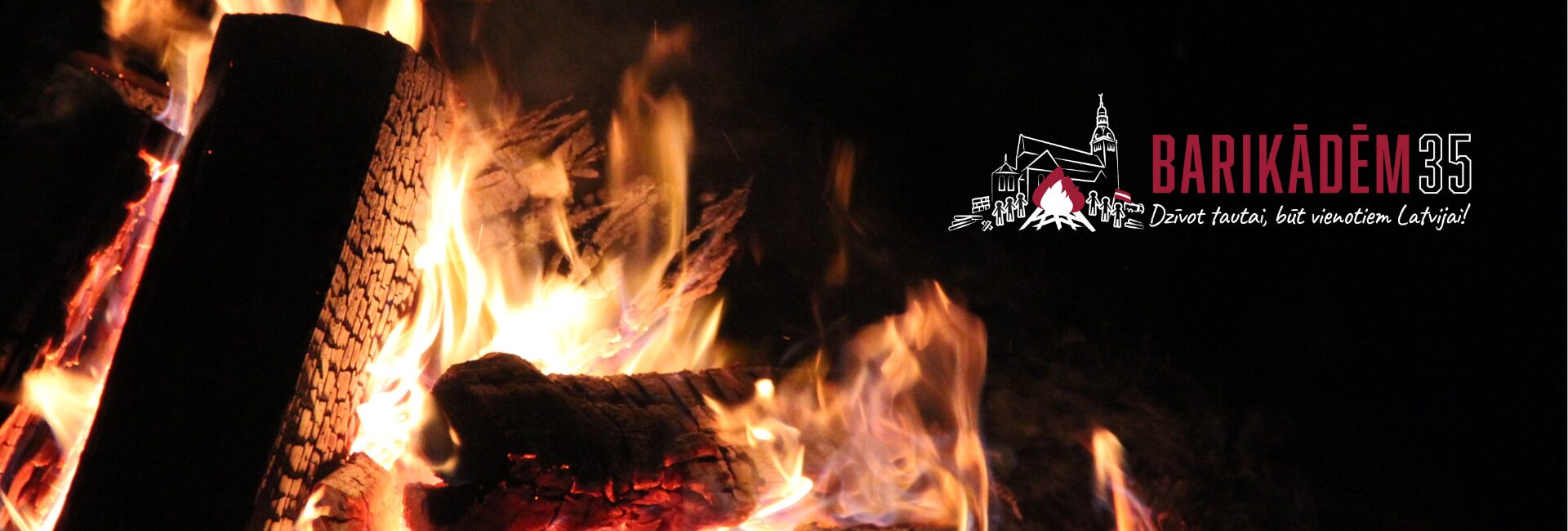 Degošs ugunskurs un logo 