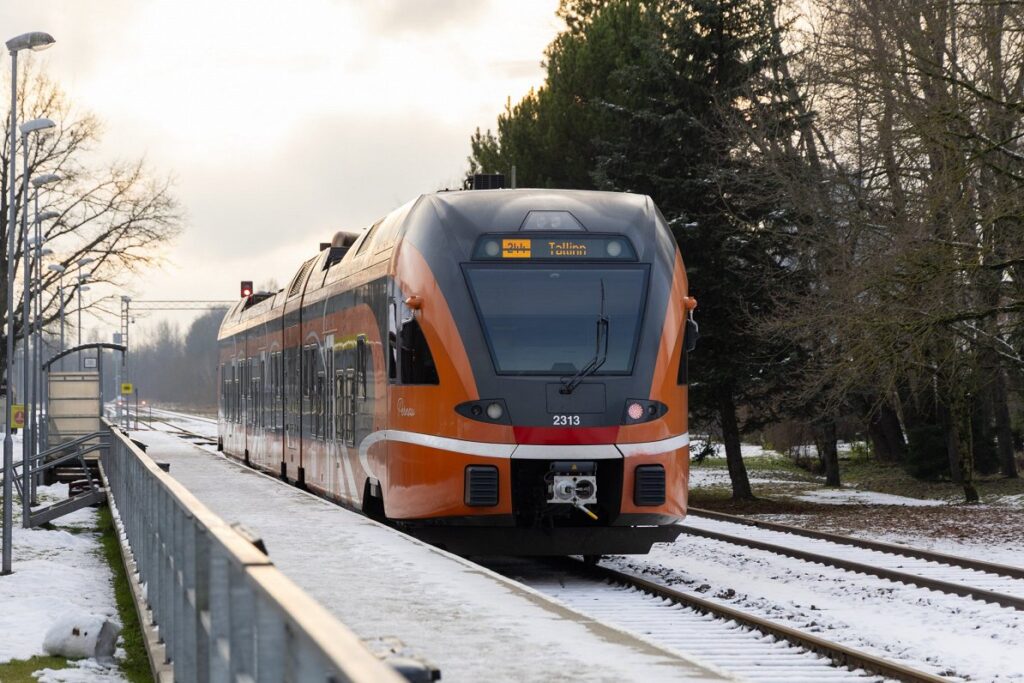 Gaidot jauna vilciena maršruta atvēršanu, Valmierā piestās vilciens Tartu-Rīga