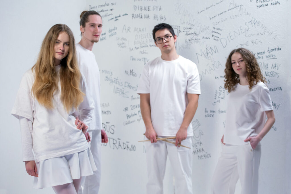 Ar jaunu nosaukumu un dziesmu sevi piesaka „X-Faktora” debitanti no Rūjienas – grupa “Devīze”