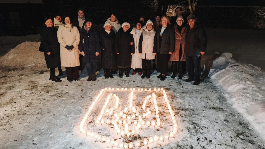 Valmierā aizvadīts piemiņas un solidaritātes pasākums “Vienoti par Ukrainu”