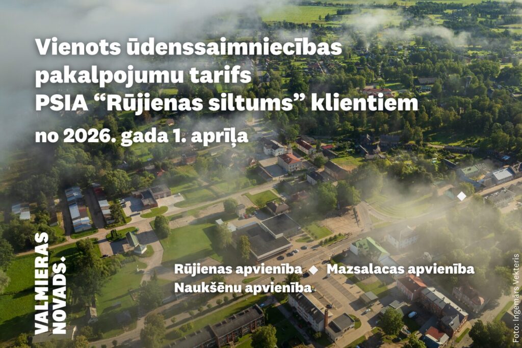 Rūjienas pilsētas aero foto vasarā, uz kura izvietots teksts par apstiprināto tarifu un izvietots novada logo