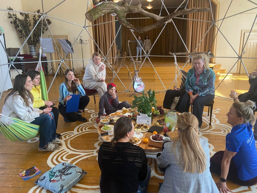 Vidzemē aizvadīta pasākuma cikla “Ciemos pie atbraucējiem” otrā tikšanās Augštūjā