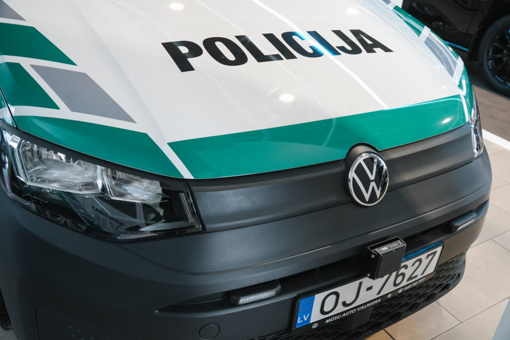 Valmieras novada pašvaldības policija aicina vecākus pievērst uzmanību bērnu drošībai. Attēlā policijas mašīna