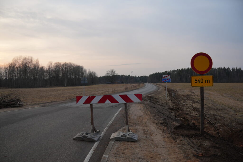 Ceļa zīme. Slēgta satiksme uz pašvaldības autoceļa V184 Dumbrāji–Zeiboti