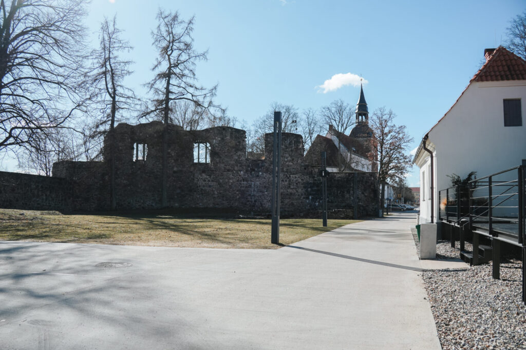 Valmieras pilsdrupa dienvidaustrumu un dienvidrietumu mūri - Valmieras muzeja teritorija