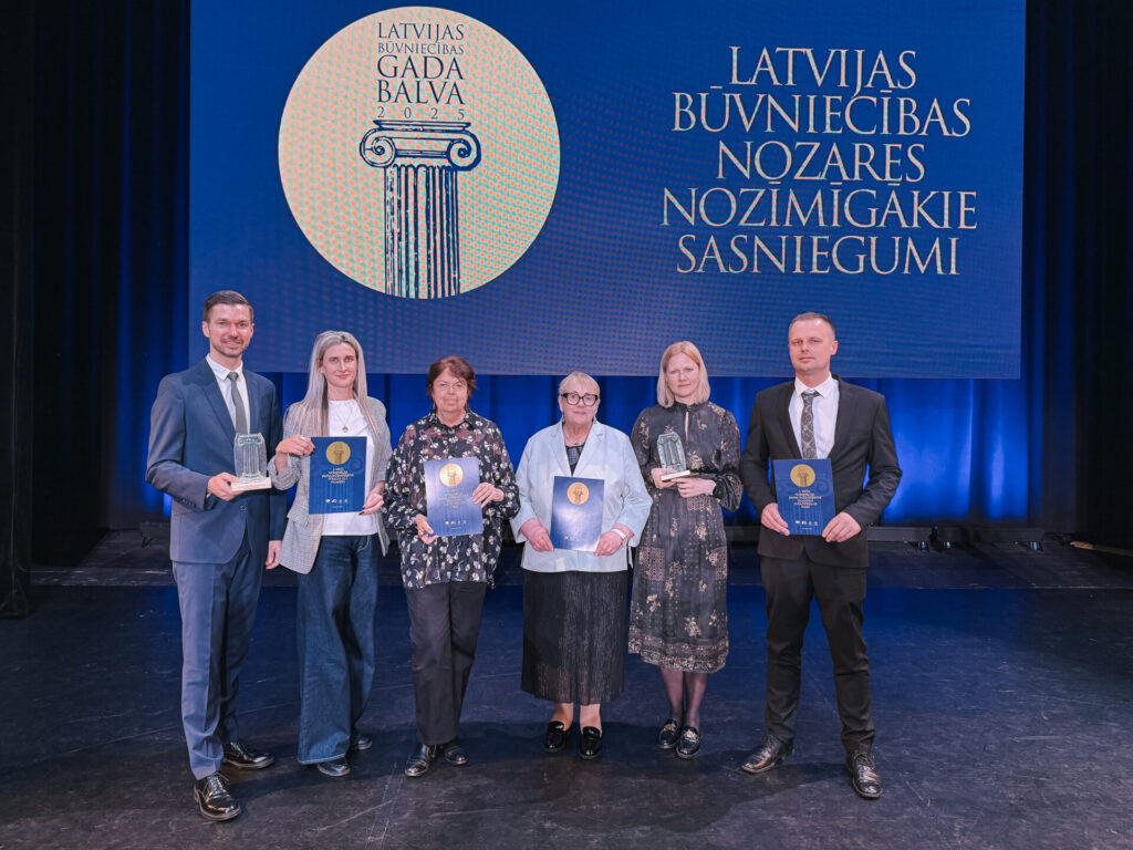 Foto: Valmieras novada pašvaldības projektu īstenotāji (no kreisās), saņemot balvus, Toms Upners, Lāsma Daugiša, Inese Kokenberga, Maija Zālamane, Zanda Lapsa un Jānis Zvirbulis.