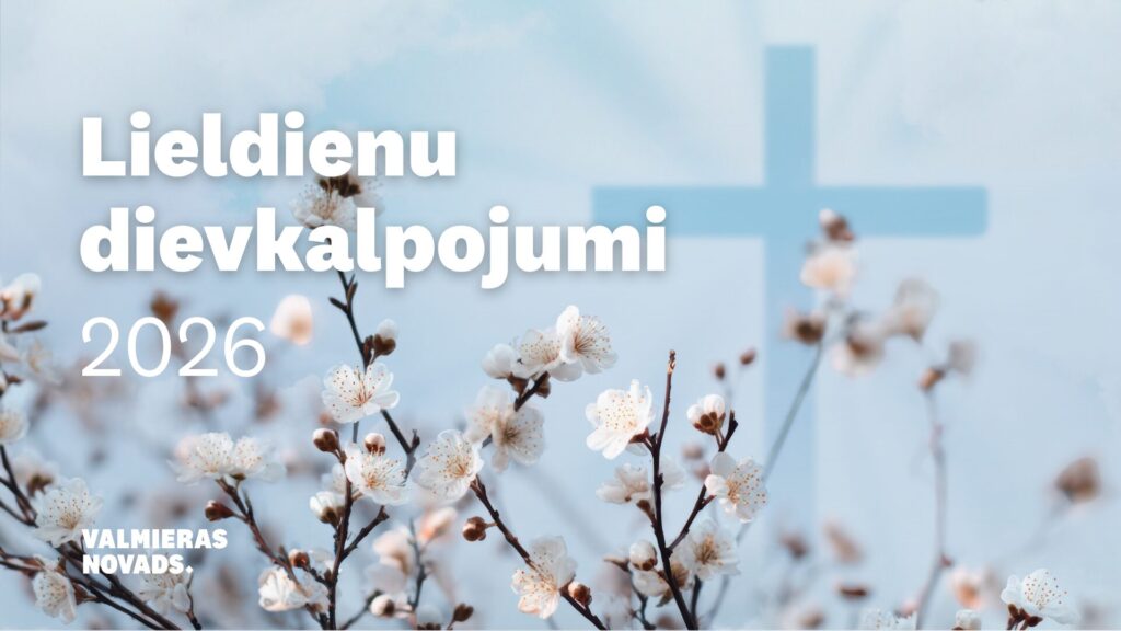 Vizuālis ar plūmju ziedu zariem, krustu un uzrakstu 