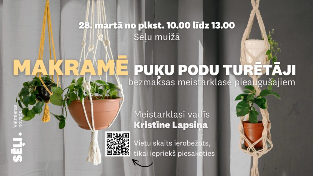 Pasākuma afiša "Makramē puķu podu turētāji". Bezmaksas meistarklase pieaugušajiem Sēļu muižā 28. martā no plkst. 10.00 līdz 13.00. Meistarklasi vadīs Kristīne Lapsiņa. Attēlā redzami vairāki balti un dzelteni makramē tehnikā mezgloti piekaramie turētāji, kuros ievietoti podi ar zaļiem telpaugiem. Plakātā ietverts QR kods pieteikšanās nolūkiem, norāde par ierobežotu vietu skaitu, kā arī Sēļu muižas un Valmieras novada logotipi.
