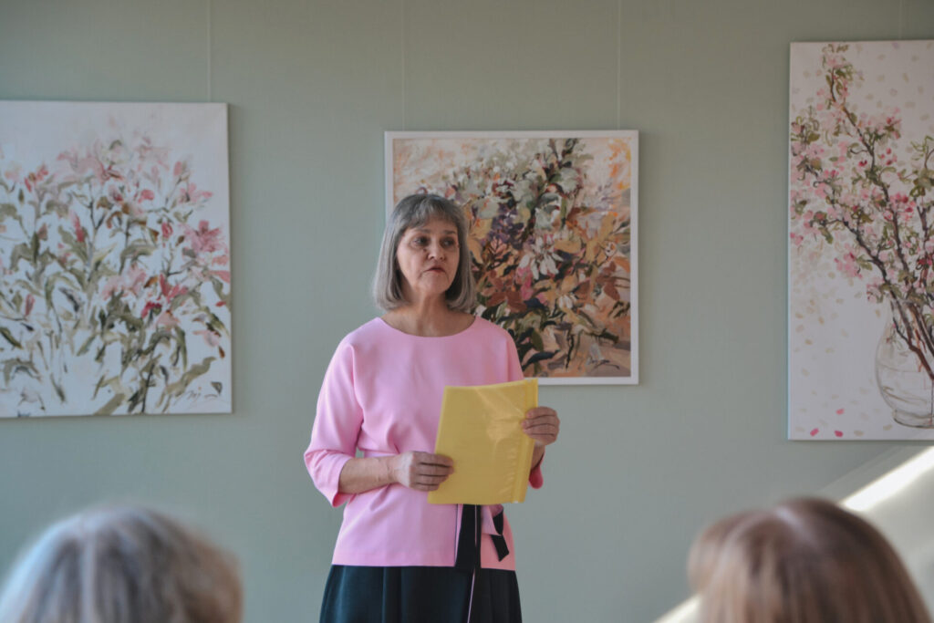 Rozes dienas apbalvojuma pasniegšana Intai Balodei