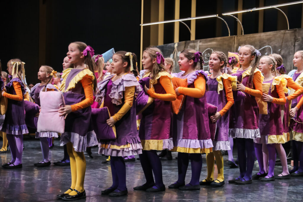 Rīgas Doma meiteņu koris "Tiara" un diriģente Aira Birziņa sadarbībā ar "Zīmējumu teātri" un režisoru Vari Klausītāju aicina uz zīmējumu operas "Dāsnumātika" izrādēm trešdien, 15. aprīlī, plkst. 12.00 un 14.00 Valmieras teātra Lielajā zālē.