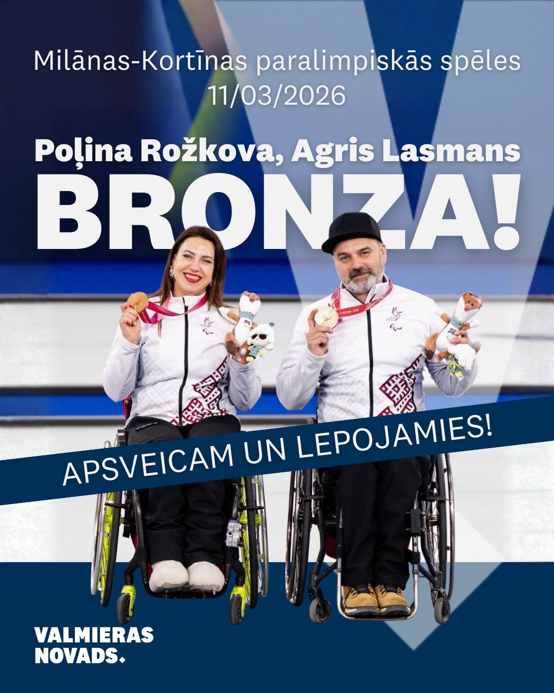Apsveikuma grafika par Latvijas sportistu panākumu Milānas–Kortīnas paralimpiskajās spēlēs 2026. Attēlā redzami ratiņkērlingisti Poļina Rožkova un valmierietis Agris Lasmans, sēžot ratiņkrēslos un turot rokās bronzas medaļas un spēļu talismanus. Uz attēla teksts: “Bronza! Polina Rožkova, Agris Lasmans. Apsveicam un lepojamies!” Norādīts pasākums – Milānas–Kortīnas paralimpiskās spēles, 11.03.2026, un Valmieras novada identitātes zīme.
