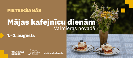 Baneris ar pieteikšanos Mājas kafejnīcu dienām, kas notiks 1. un 2. augustā. Attēlā mājas tortes servētas uz galda ar pļavas puķēm vāzē.