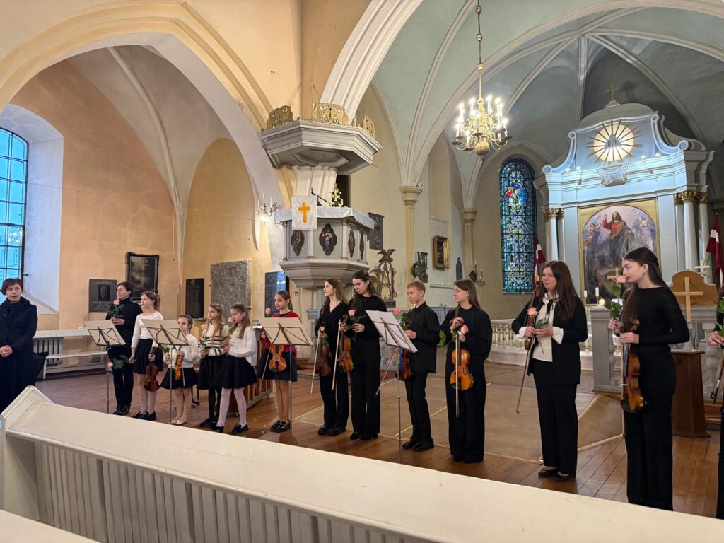 Valmieras Sv. Sīmaņa baznīcā izskanējis koncerts “Stīgu dziesma pavasara pēcpusdienā”